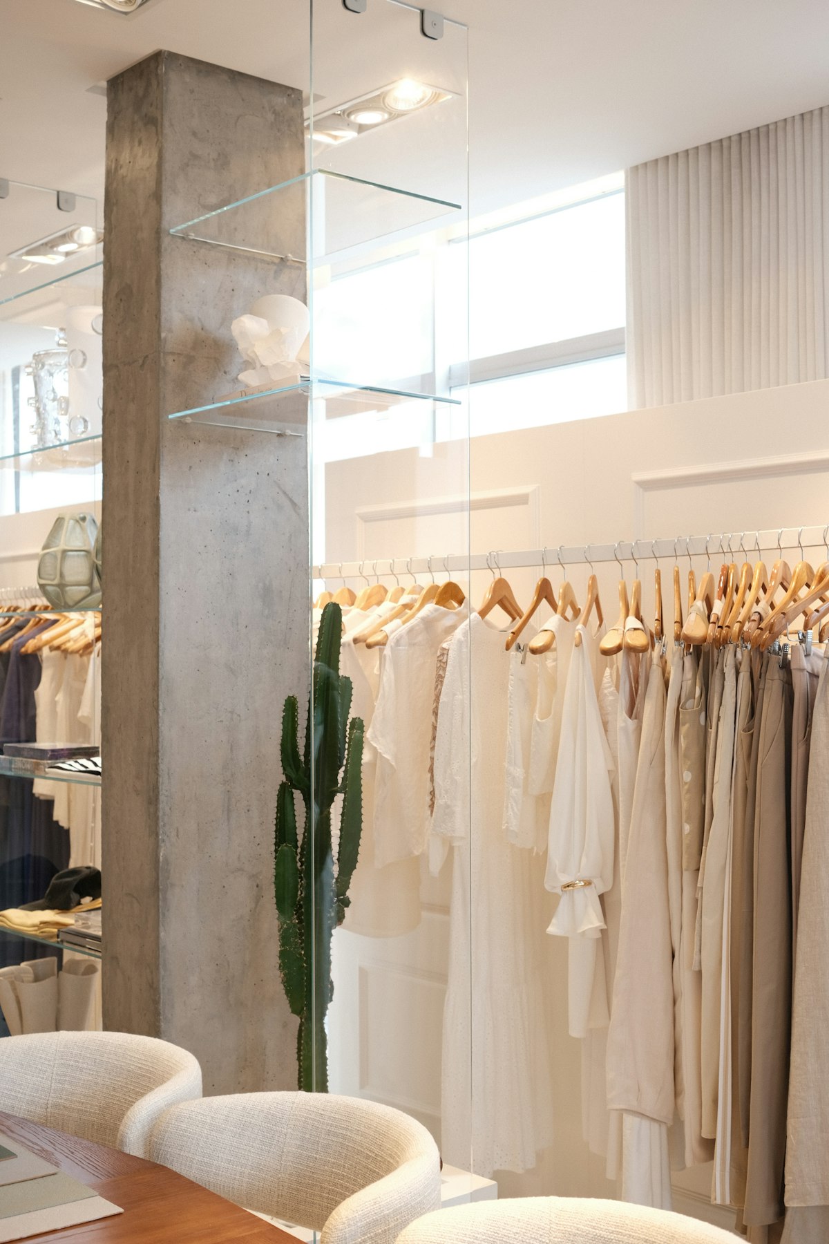 Helles Atelier mit Kleiderstange in Weiss und Sand