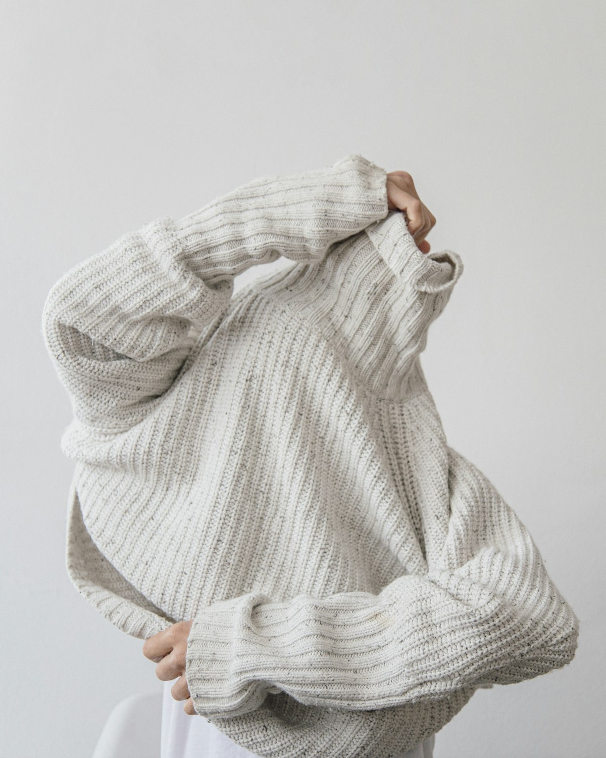 Grobgestrickter Rollkragenpullover in Wollweiss