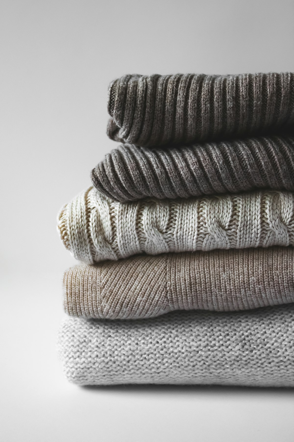Gefaltete Strickpullover in Grau, Taupe und Wollweiss