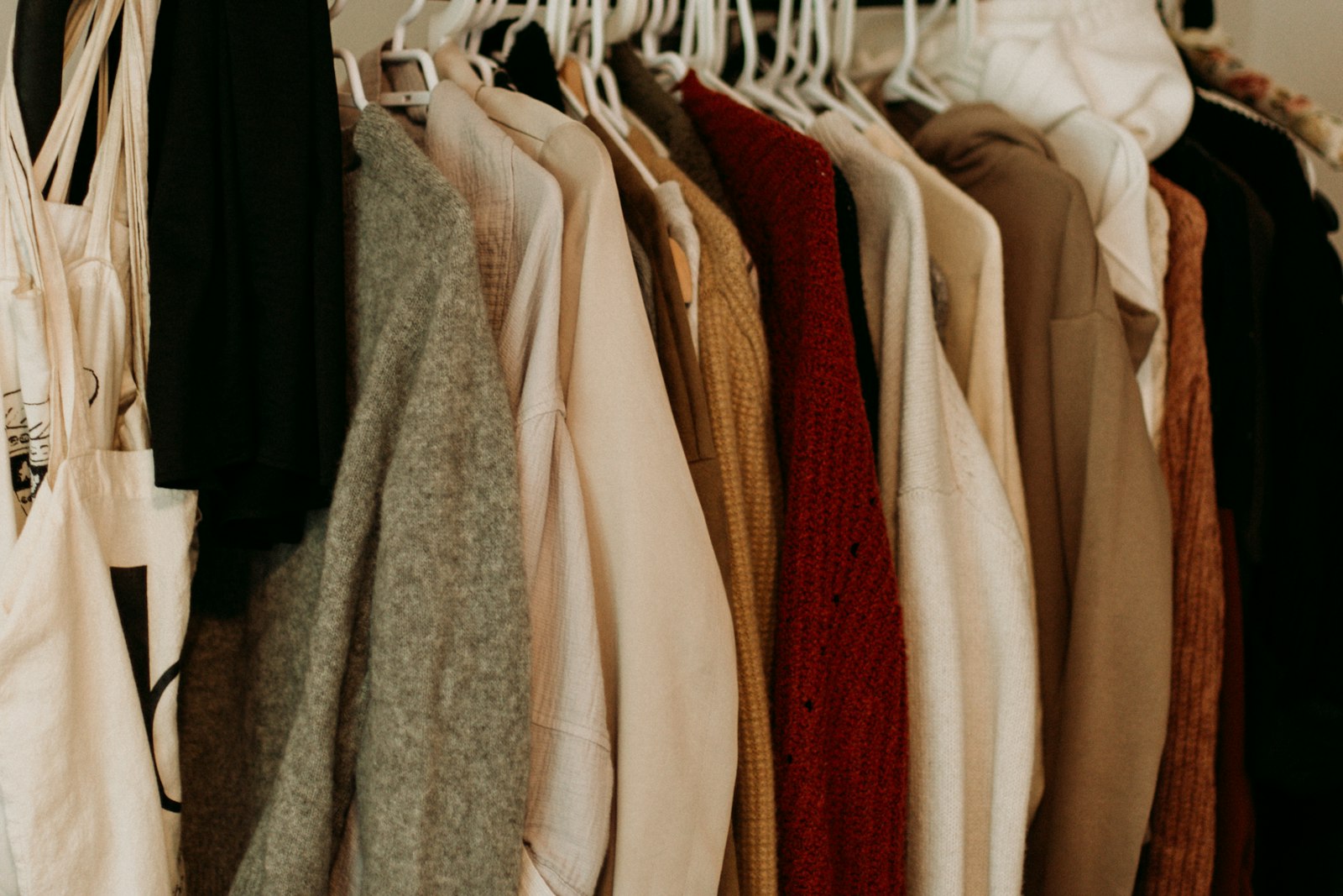 Kleiderstange mit Strick in Rost, Oliv und Beige