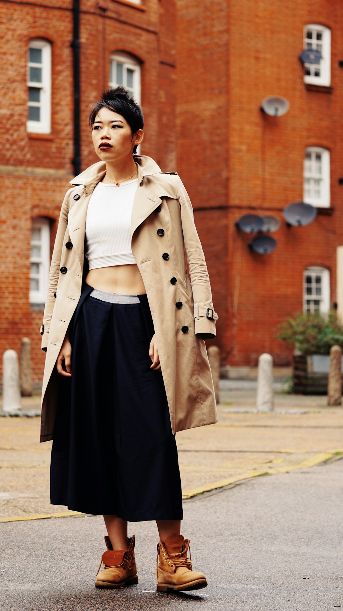 Beiger Trenchcoat mit weitem Rock in Marine